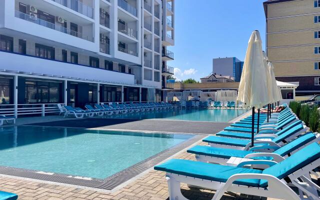 S basseynom u morya Apartment