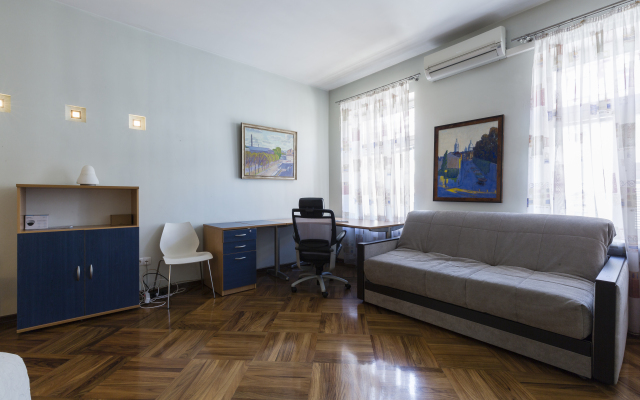 Квартира Malaya Konushennaya 12