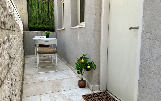 Zhemchuzhnye Apartamenty s Terrassoy v Tsentre Khayfy Apartments