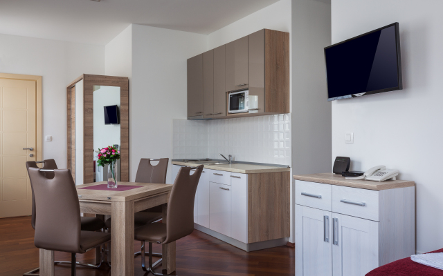Studio Radoš Apartments