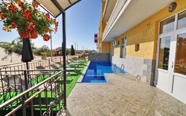 Kronos Hotel