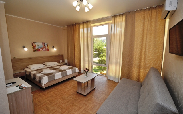 AUGUST Na Pionerskom Guest house