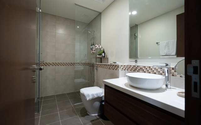 Keyrock Chic 2BR Escape Pool & Lake View Apartments