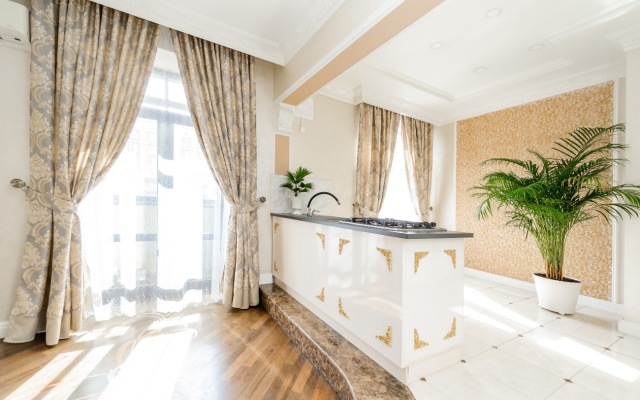 Versal'. Dvuhetazhnaya 6K na Kutuzovskom Flat