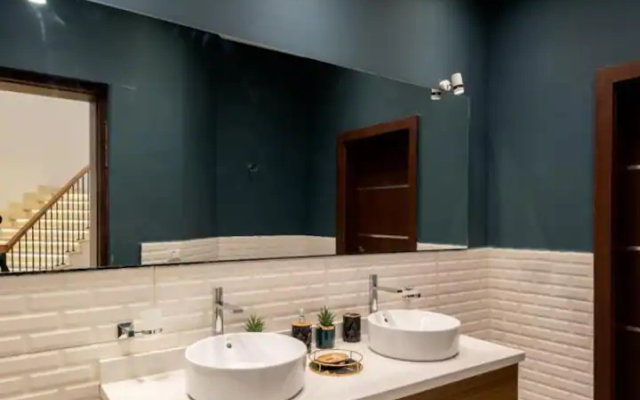 Settle Inn Luxury Swan Lake Villa