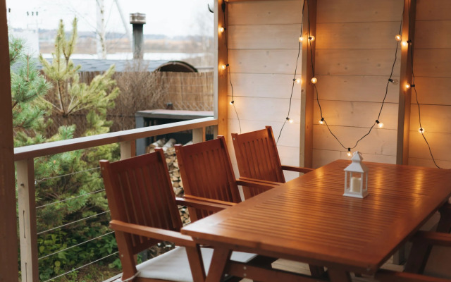 Частный дом с баней и чаном у воды и леса