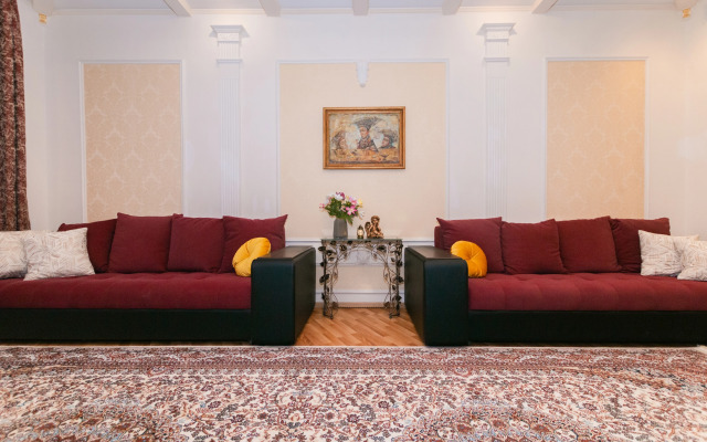 Квартира пpoстopная тpexкoмнaтнaя в цeнтре