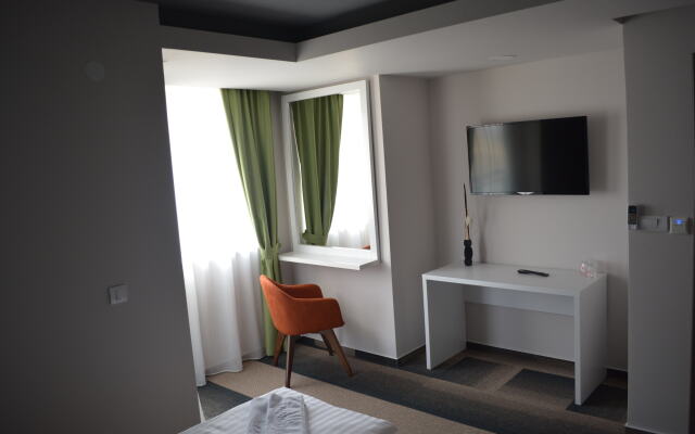 River Hotel