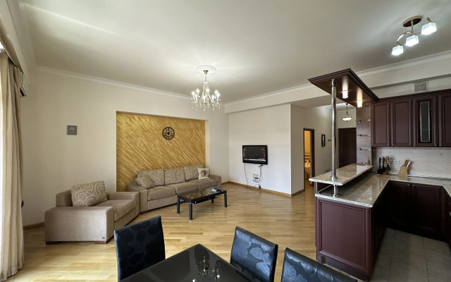 2-K v Novostroyke, Ulitsa Arama, Di480 Flat