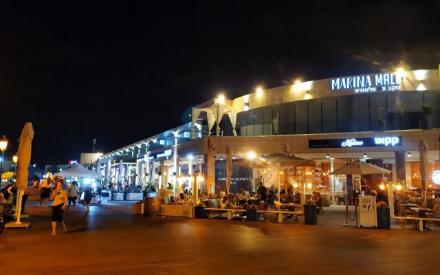 Next To The Marina Apartments
