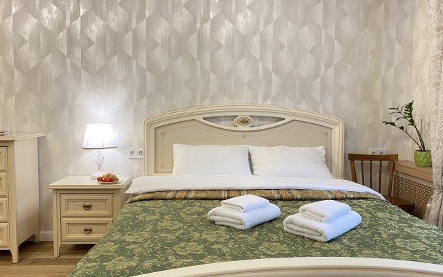Trekhkomantnaya kvartira u letnego sada v Mozaichnom dvore Flat