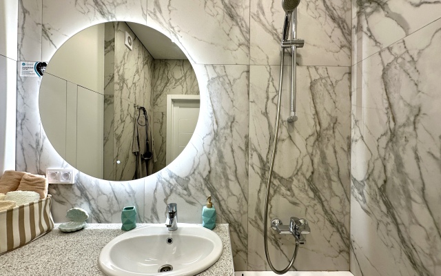 Lyuks Akvamarin s Dizaynerskim Remontom, Dlya Bolshoy Semi Apartments