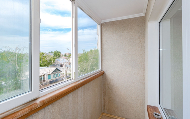 Stilnaya Trekhkomnatnaya Flat