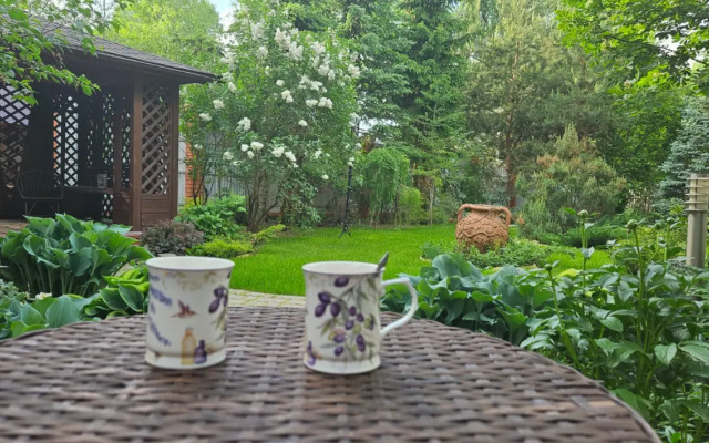 Uyutny "Zhiva" Private House