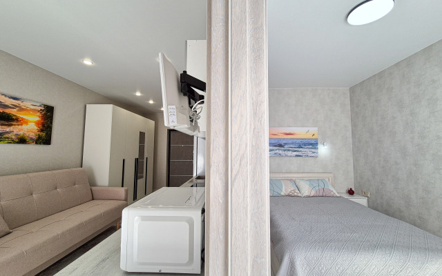 S Balkonom v Odnom iz Samykh Zelenykh Rayonov Sochi Flat