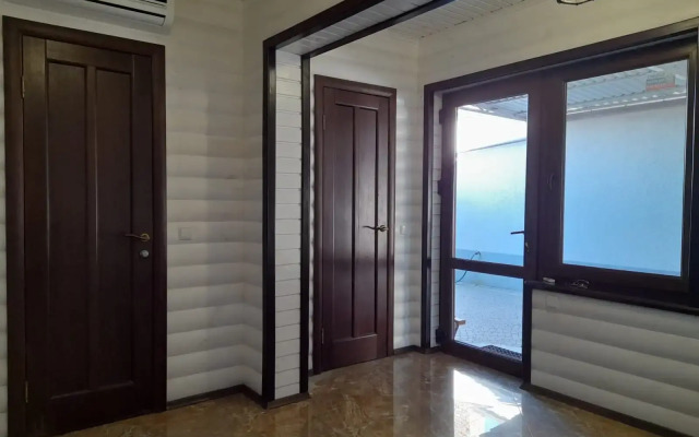 Частный Дом на Берегу Моря с Бассейном