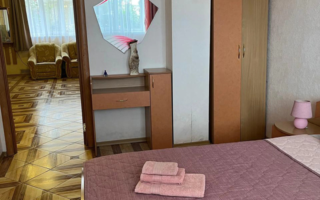 Апартаменты №13 Стандарт цоколь двухкомнатный, 1 линия (6чел)