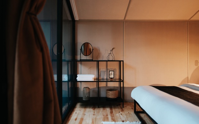 Поляна Глэмпинг, 1-я линия моря (12+)