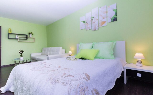 Apartamenty Trekhkomnatnye V 10 Minutakh Ot Tsentra Flat