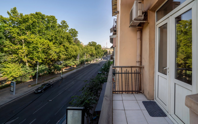 Апартаменты  с 2 спальнями KeyGo 0184 около Ереванского Оперного Театра