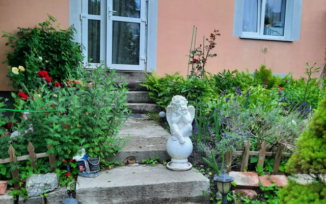 Квартира 2-х комнатная с выходом в сад