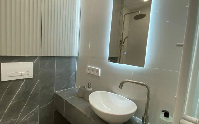 Novaya Dizaynerskaya Na Tsentralnoy Ulitse Goroda Flat