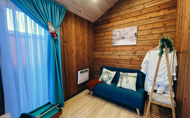 Частный дом с панорамными окнами с выходом на террасу и баней на дровах