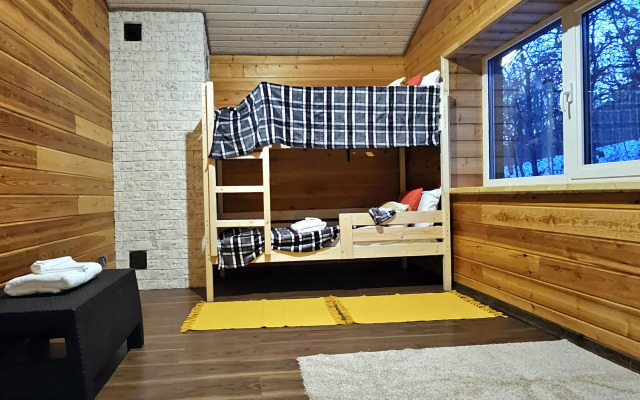 Dom s Basseynom i Plyazhem v sele Andreevka Chalet