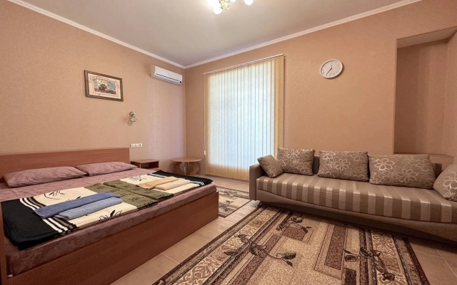 Na Revolyutsionnoy 31a Guest house