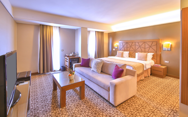 Отель Ramada By Wyndham Istanbul Taksim