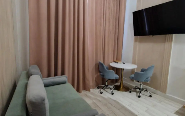 ZenApart s paryaschey  krovat'yu Apartments