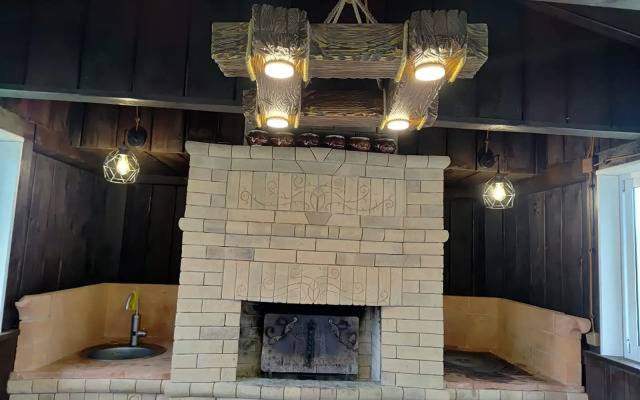 Частный дом с баней и пирсом на берегу пруда