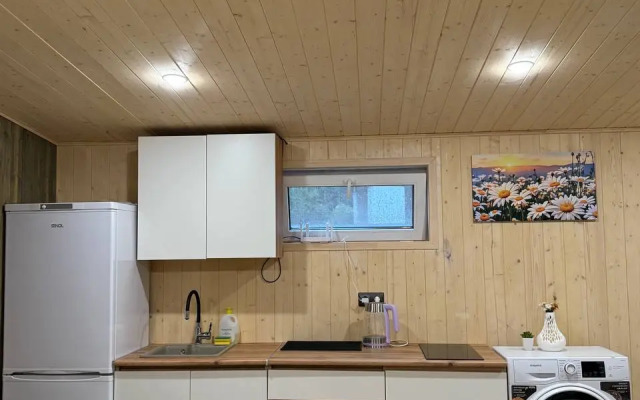 Частный дом с камином у ручья