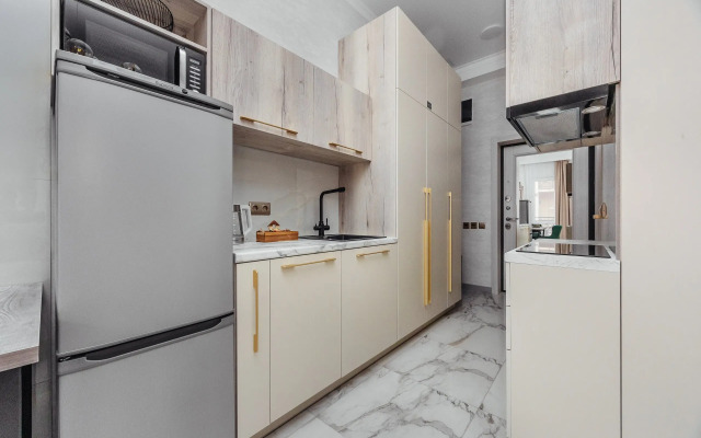 V Siriuse, studiya Flat