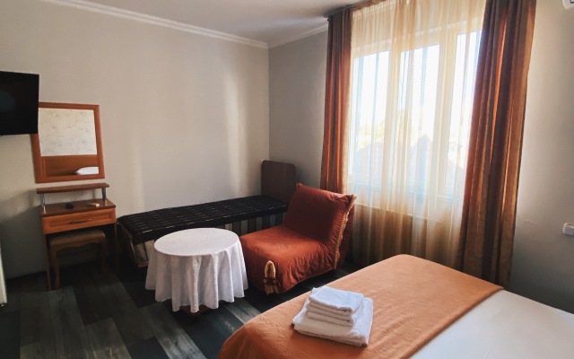 U Chernogo Morya Guest House