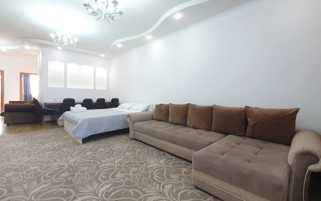 Trekhkomnatnye S Shikarnym Vidom Na Bayterek 251 Apartments