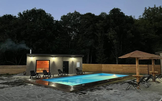 S baney, basseynom i mangalom Private house