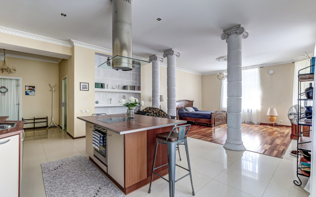 Solnechnaya Studiya S Kruglim Balkonom Apartments