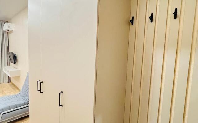 3 mestnye s balkonom i basseynom Apartments