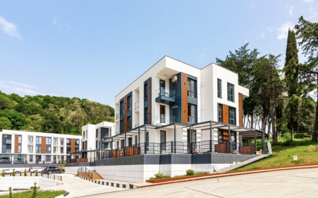 Belosnezhnaya Studiya U Morya S Lichnoy Terrasoy Apartments