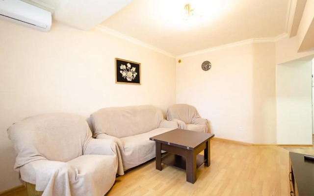 Zamechatelnaya v Tsentre Stolitsy Flat
