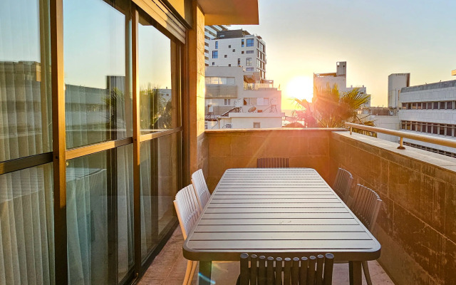 Comfort & Balcony By Feelhome Apartments