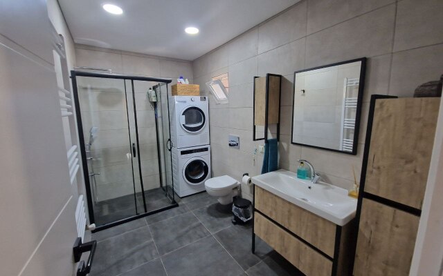 Prostornaya Kvartira Vozle Morya Apartments