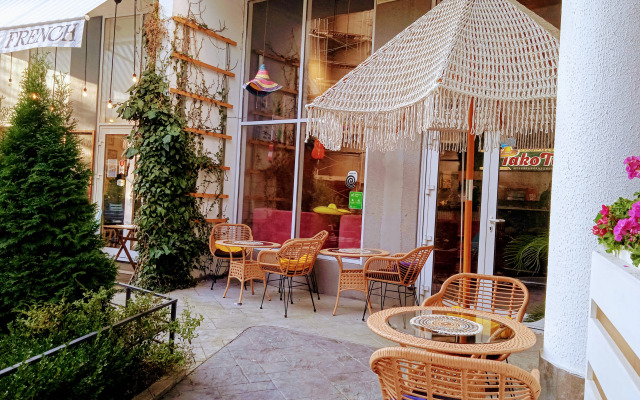 Ryadom S Naberezhnoy Flat