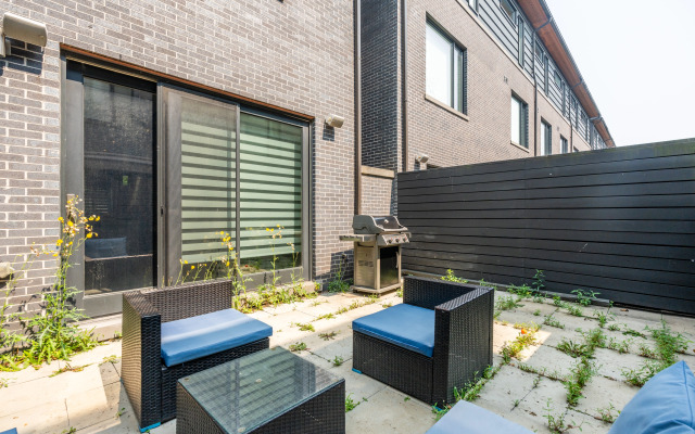 Exclusive Four-Bedroom Townhouse in Downtown Toronto Private House
