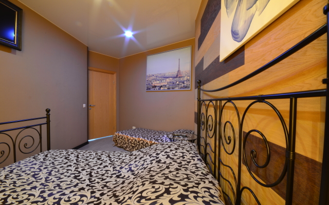 Na Naberezhnoy Na 9 Chelovek Flat