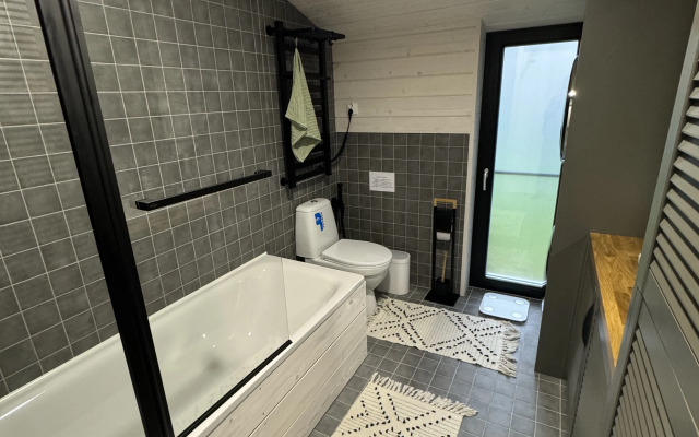 Частный Дом с Верандой в Лесу