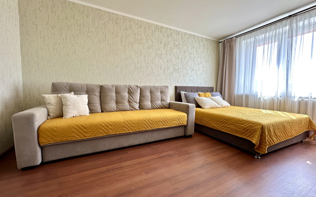 Aktiniya, Ryadom s TTS Mikhaylovskiy Apartments