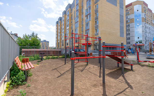 Svetlaya kvartira s parkovkoy na Gubkina Flat