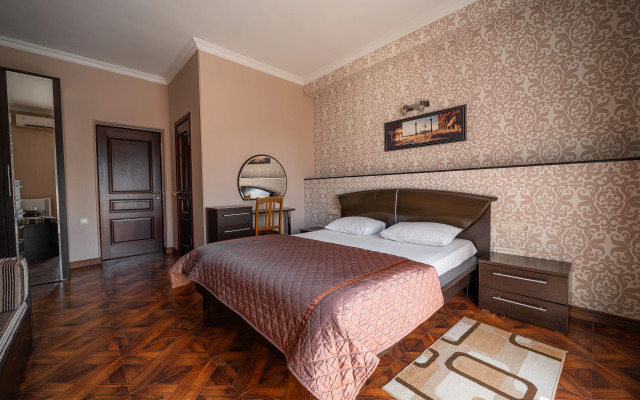 Arno Guest House